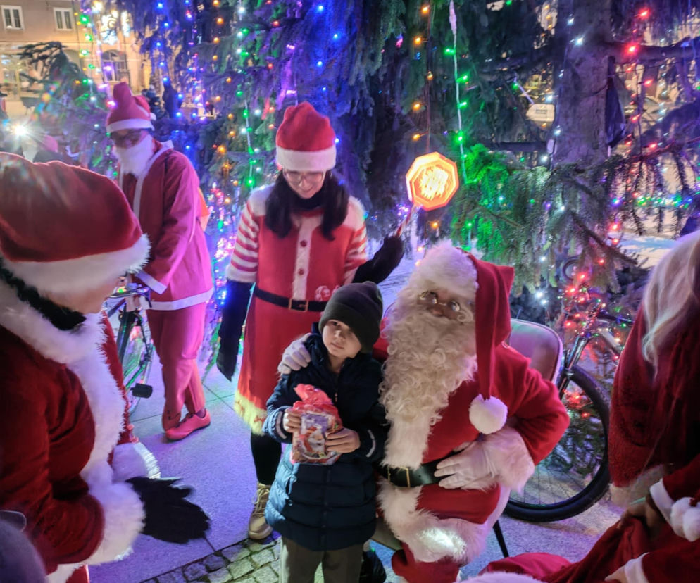 Mikołaje na rowerach wkręciły Łomżę w świąteczny klimat!