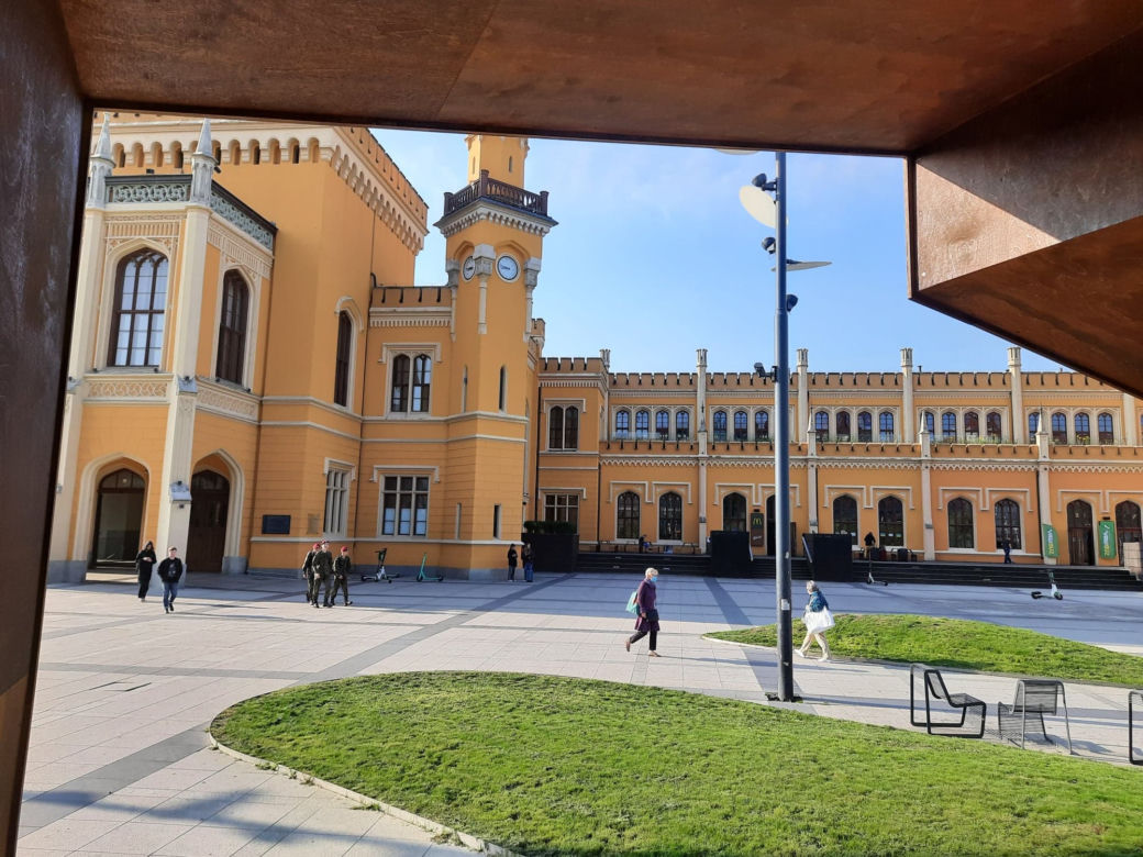 Instalacja stanęła przed Dworem Głównym PKP