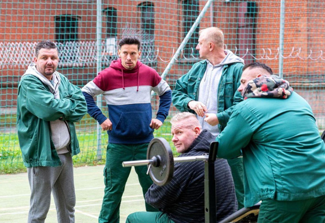 "Pierwsza miłość": Współwięzień Bartka grozi jego rodzinie. Zapowiada, że zrobi to kolejny raz, jeśli Miedzianowski nie będzie współpracował