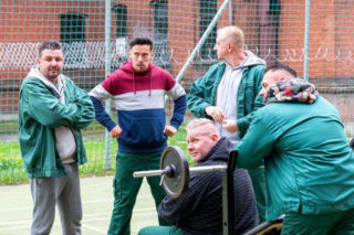 Pierwsza miłość: Współwięzień Bartka grozi jego rodzinie. Zapowiada, że zrobi to kolejny raz, jeśli Miedzianowski nie będzie współpracował