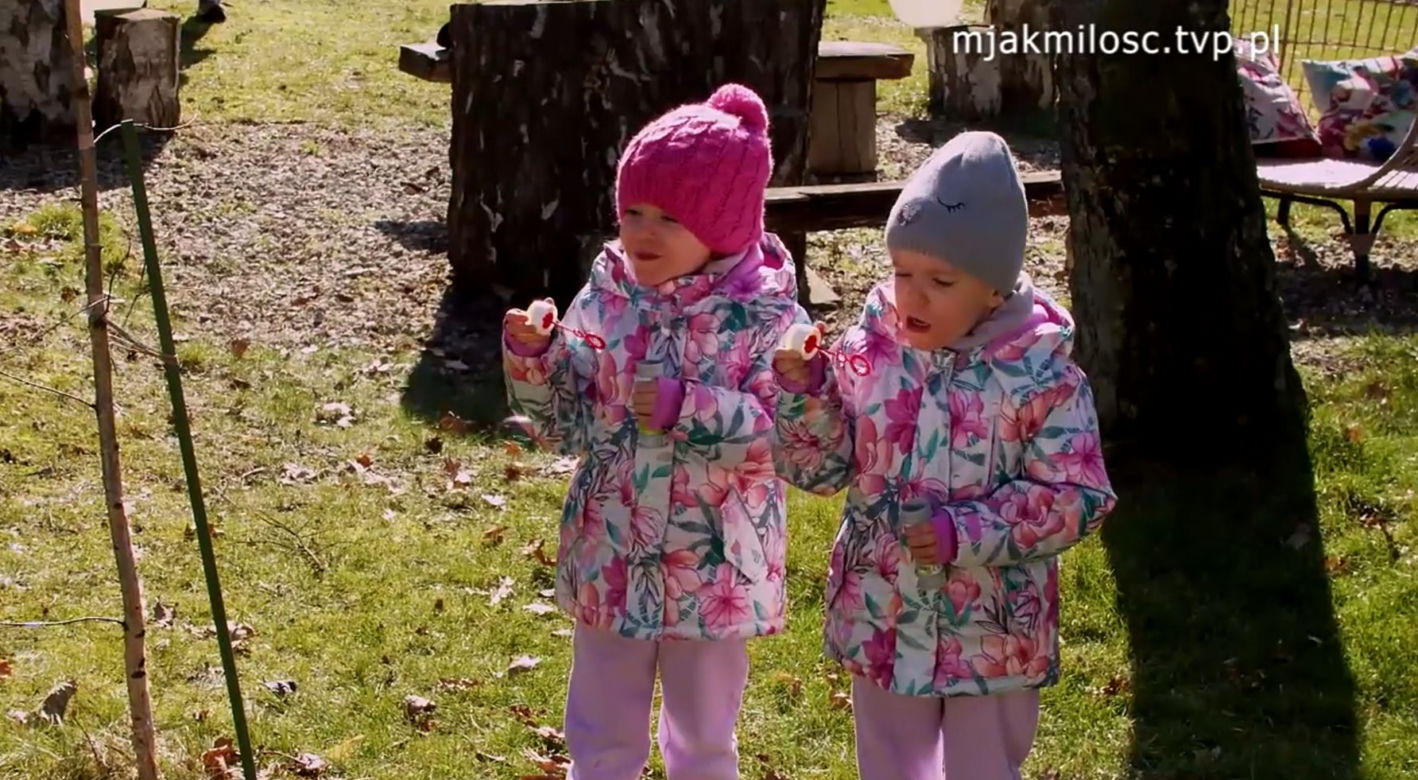 M jak miłość. Emilka (Julia Kempka) i Zuzia (Marcelina Kempka)