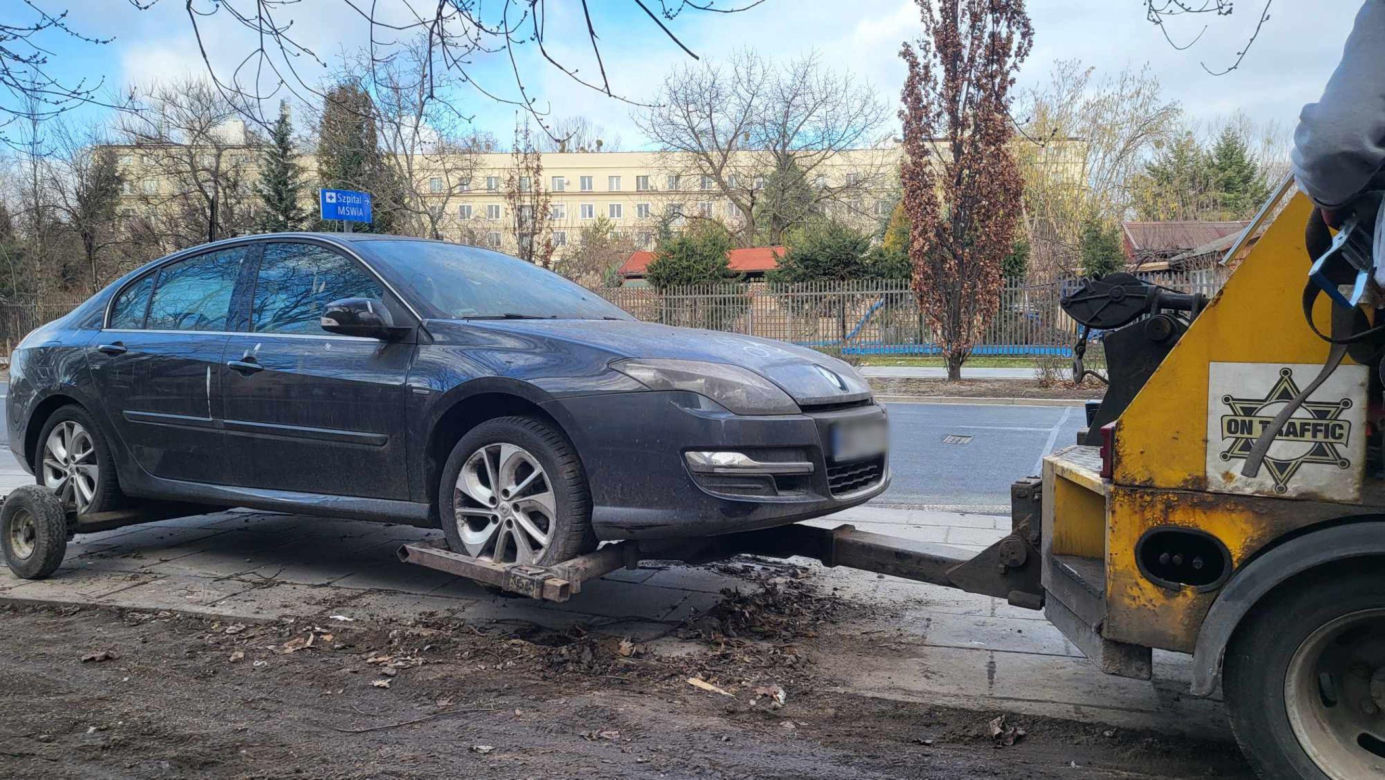 Samochód porzucony na chodniku przy ul. Odyńca 