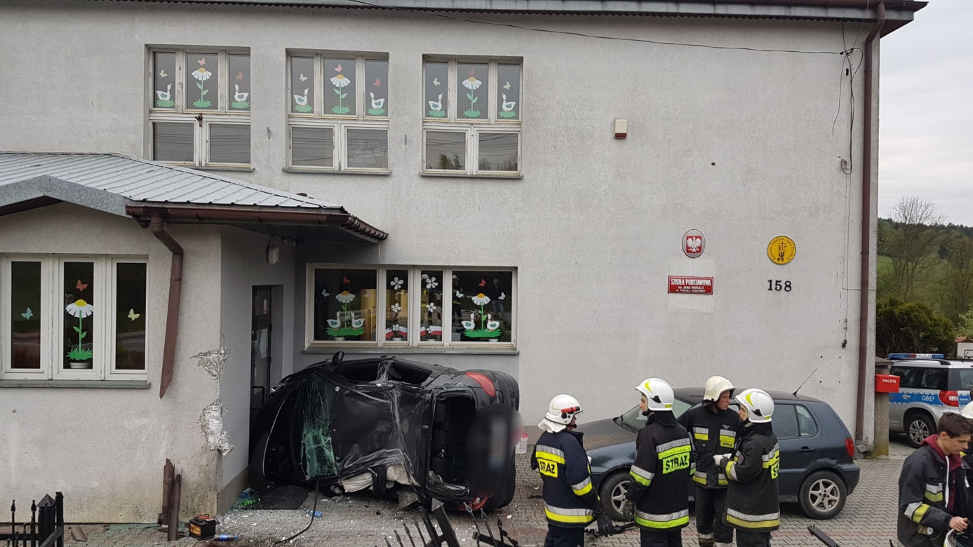 Małopolska: Rozpędzony samochód wjechał w budynek szkoły!