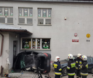 Małopolska: Rozpędzony samochód wjechał w budynek szkoły!