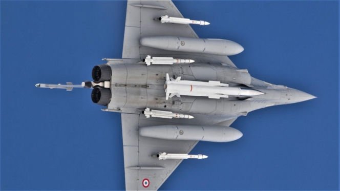 Pocisk ASMP-A pod myśliwcem RAFALE