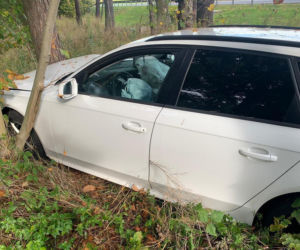 Audi A4 Avant rozbite na drzewie