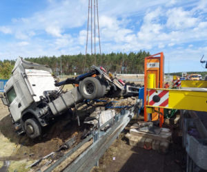 Poważny wypadek na A1 koło Torunia. Ciągnik siodłowy z naczepą przewrócony na wysokości MOP Nowy Dwór