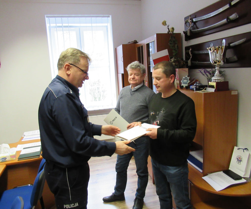Wręczając bohaterom listy gratulacyjne i upominki, Komendant Powiatowy Policji w Sławnie nadkom. Andrzej Kamoda podkreślił, że czyn jest godny naśladowania.