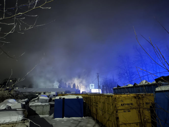 Duży pożar hali pod Warszawą