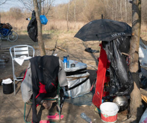 Ich dom to namiot w rezerwacie. Jak Paweł, Agnieszka i Zbyszek zorganizowali życie w cieniu mostu?