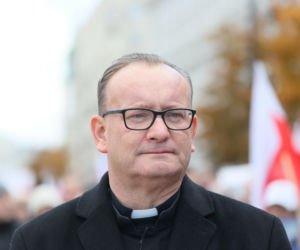 Kapelan Nawrockiego krytykuje Donalda Tuska. „To są Polacy” 