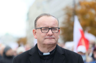 Kapelan Nawrockiego krytykuje Donalda Tuska. „To są Polacy” 