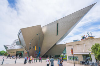Wygląda jak odłamek Gór Skalistych. Art Muzeum Libeskinda w Denver kończy 20 lat