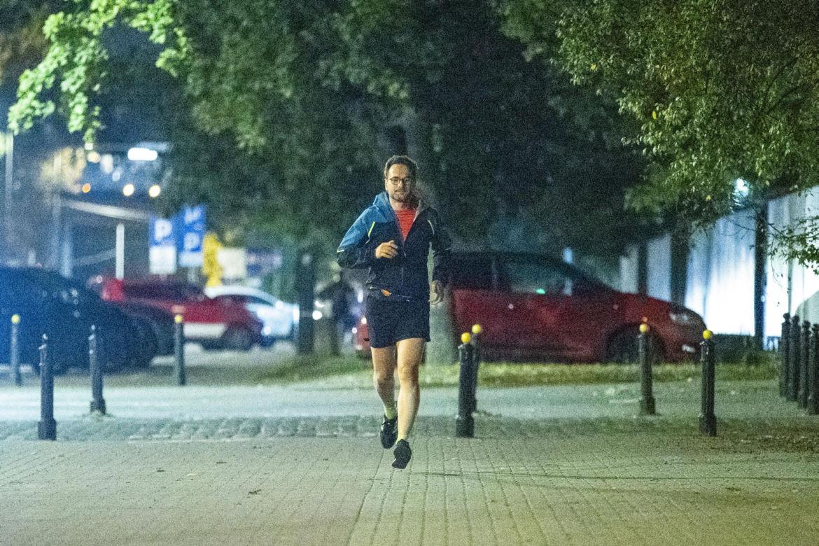 Minister Buda ćwiczy pod osłoną nocy