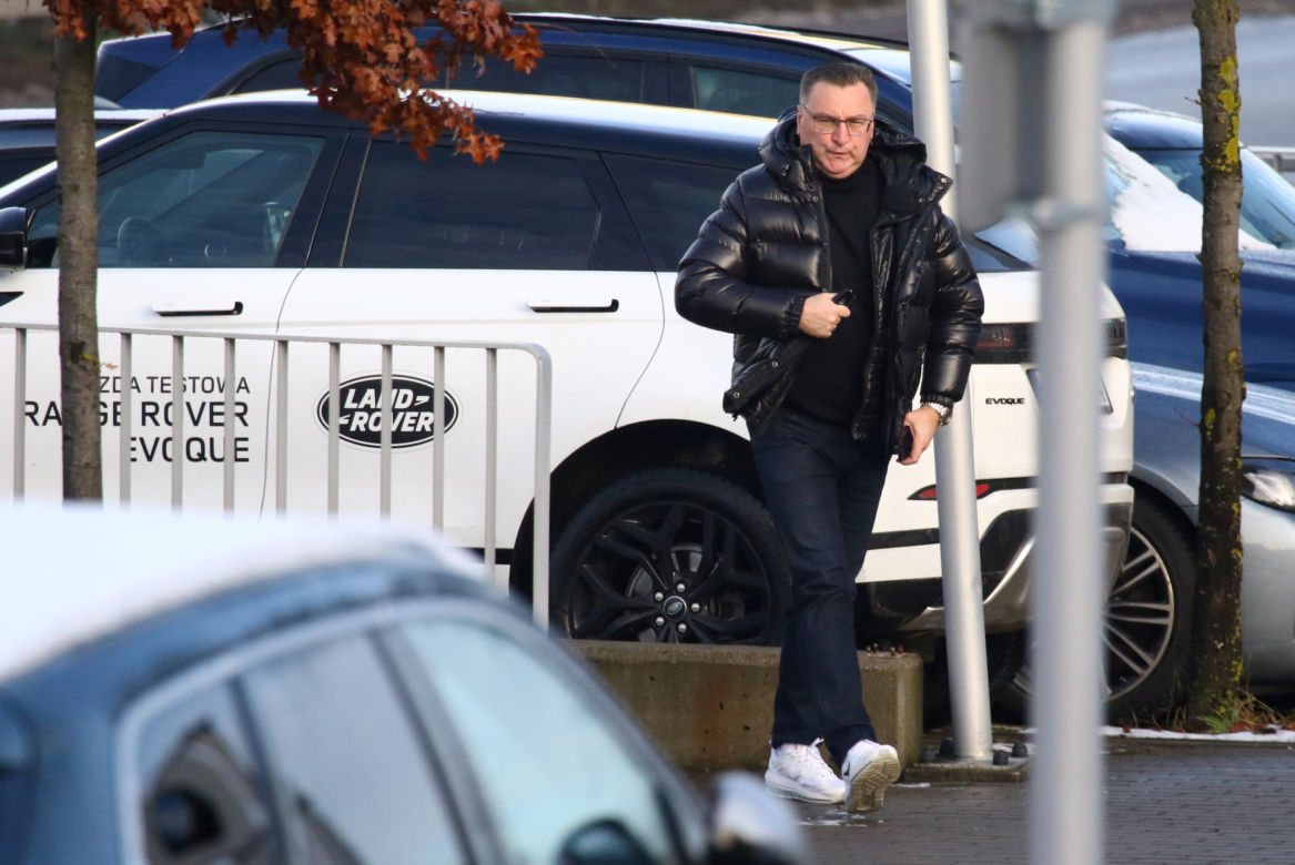 Czesław Michniewicza przegląda szalenie drogie auta. Został przyłapany w wielkiej furze, ale zakupy musi taszczyć