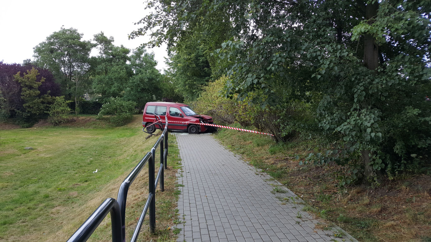 O krok od tragedii na ul. Kolbego! Auto przeleciało przez barierki!