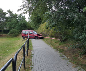 O krok od tragedii na ul. Kolbego! Auto przeleciało przez barierki!