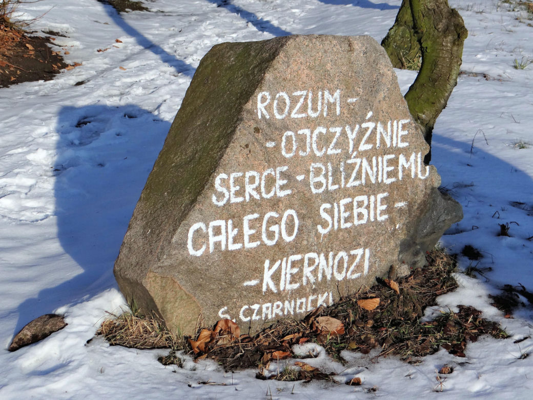 To jedno z najmniejszych miast w województwie łódzkim. Mieszka w nim mniej osób niż na wsiach
