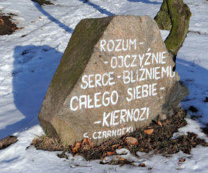 To jedno z najmniejszych miast w województwie łódzkim. Mieszka w nim mniej osób niż na wsiach