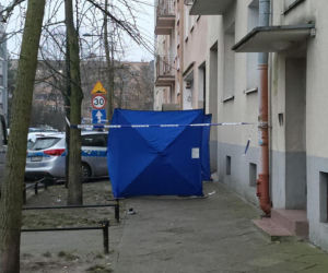 Tragedia w Warszawie. Wyszedł na oblodzony balkon, poślizgnął się i spadł. Nie żyje