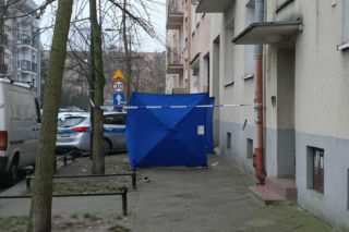 Wyszedł na oblodzony balkon, poślizgnął się i spadł. Nie żyje