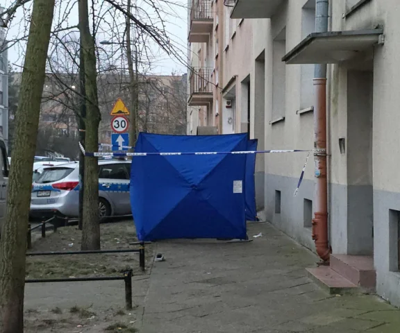 Wyszedł na oblodzony balkon, poślizgnął się i spadł. Nie żyje