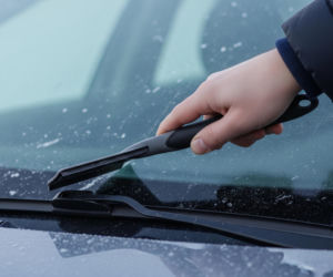 Skrobaczka do szyb. Jej tajna funkcja zmieni zimowe poranki?