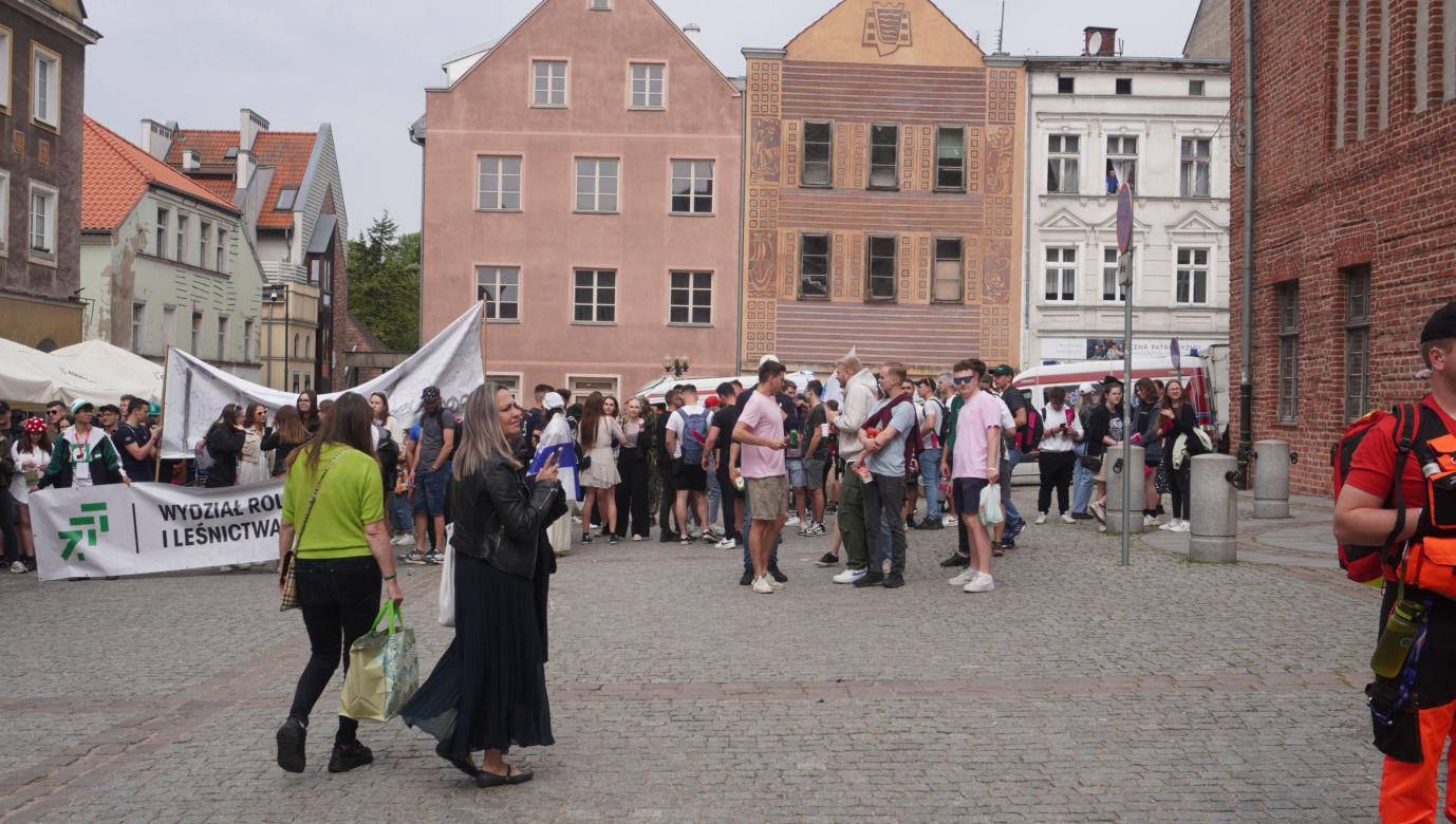 Kortowiada 2024. Parada Wydziałów przeszła ulicami miasta. Studenci tłumnie wzięli udział w imprezie