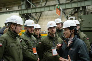 Przyszli oficerowie z Akademii Wojsk Lądowych odwiedzili koreańskie zakłady zbrojeniowe. To efekt programu „Hanwha Global Challenger”