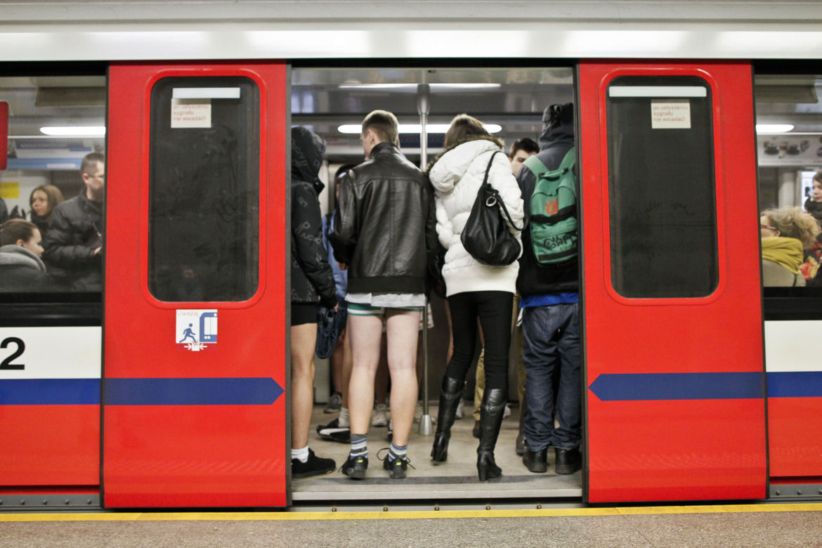 GOLASY opanowały metro na całym świecie! Pojecjali METREM bez SPODNI!