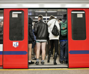 GOLASY opanowały metro na całym świecie! Pojecjali METREM bez SPODNI!