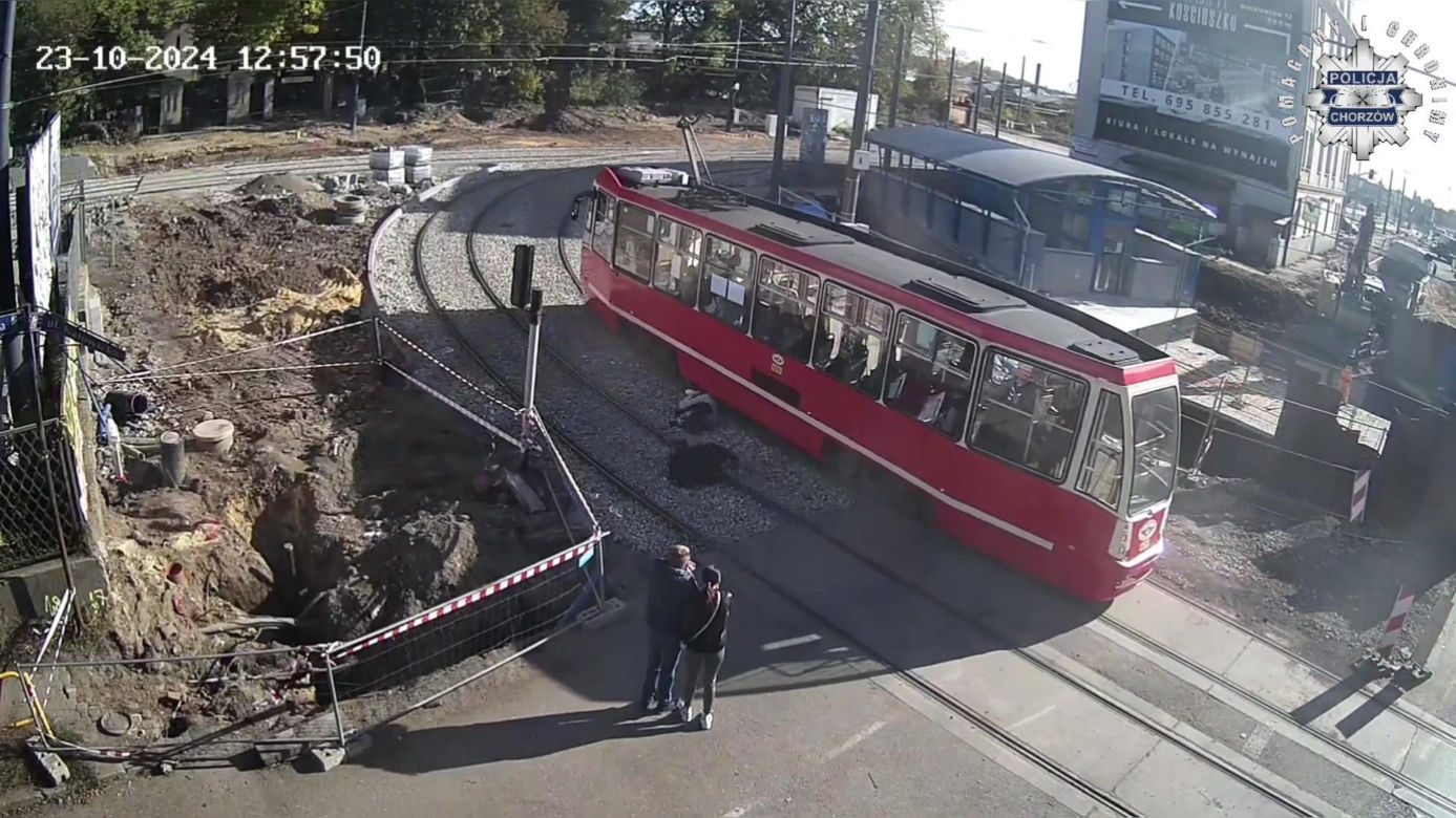 Chorzów: Dwoje nastolatków potrąconych przez tramwaj. Policja opublikowała nagranie