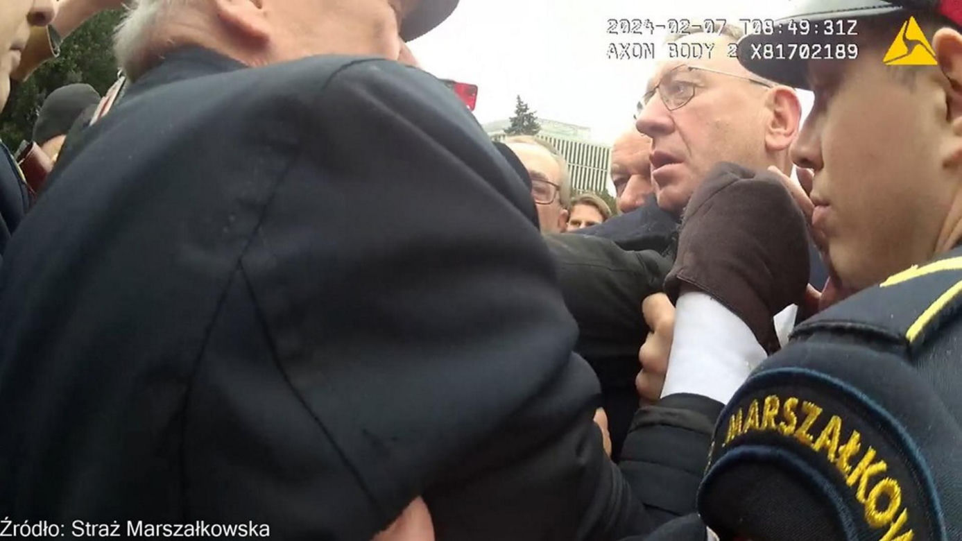 Tak wyglądała awantura pod Sejmem. Straż Marszałkowska publikuje zdjęcia