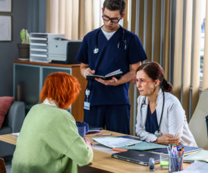 Szpital św. Anny, odcinek 108: Marta bezskutecznie próbuje spotkać się z Tomkiem. Paweł zaskakuje Zytę rozmową o zaręczynach