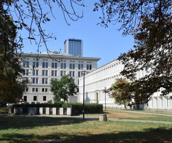 Ten charakterystyczny budynek w centrum Warszawy właśnie trafił do rejestru zabytków 