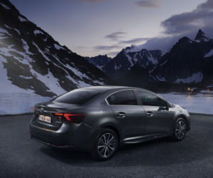 Toyota Avensis lifting 2015