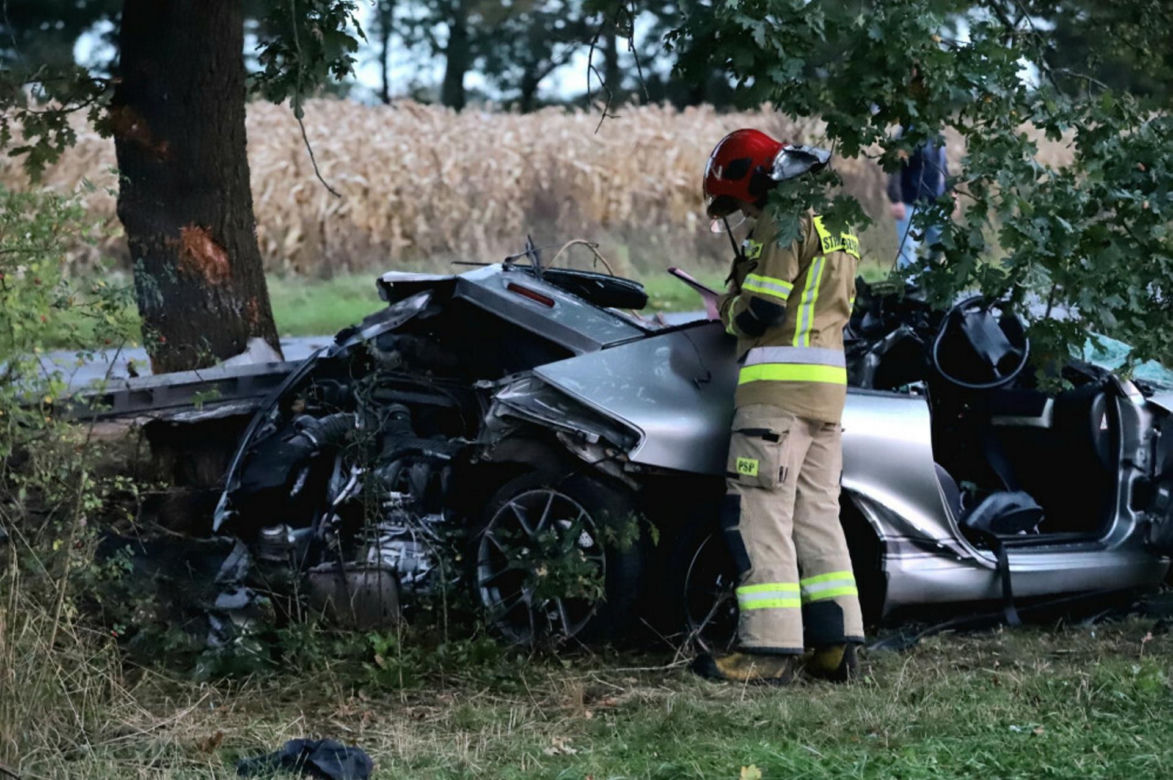 Porsche rozbiło się na drzewie, dwie osoby nie żyją. Z auta została miazga