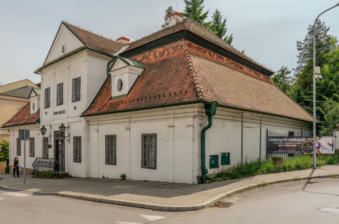To jedno z najpiękniejszych miast w woj. małopolskim. Mikołaj Rej ukończył w nim swoje słynne dzieło