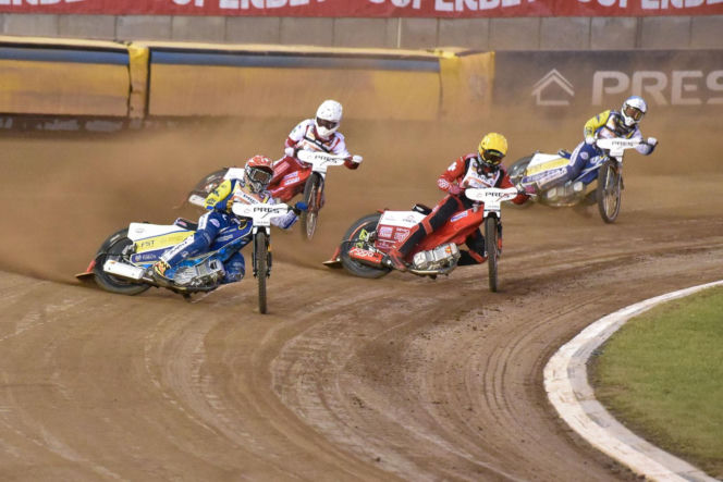 PRES Grupa Dewloperska Toruń - Abramczyk Polonia Bydgoszcz, zdjęcia kibiców i zawodników z pożegnania Adriana Miedzińskiego