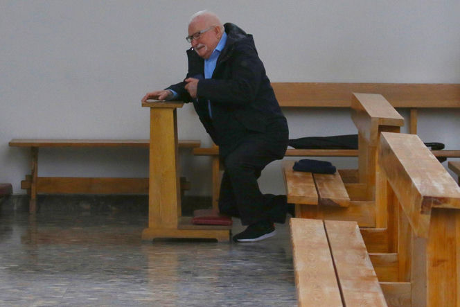 Lech Wałęsa bez temblaka