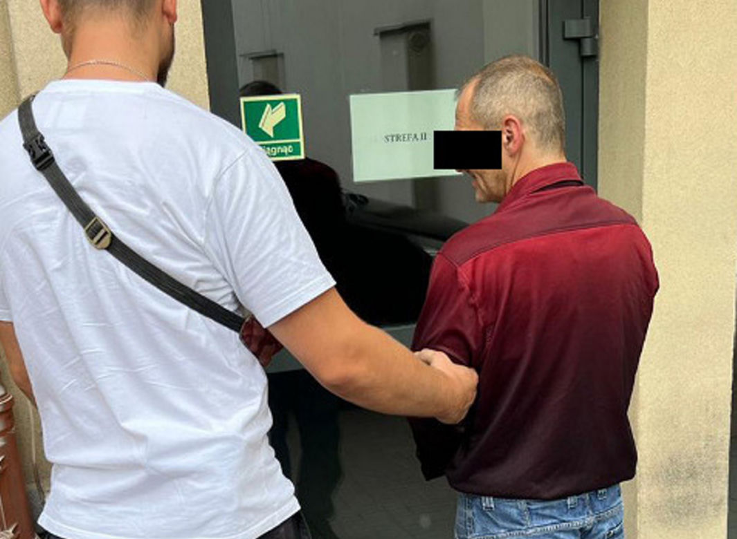 Ukradł walizki z klatki schodowej. Przed policją schował się... pod łóżko
