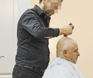 Paweł Kowal u fryzjera