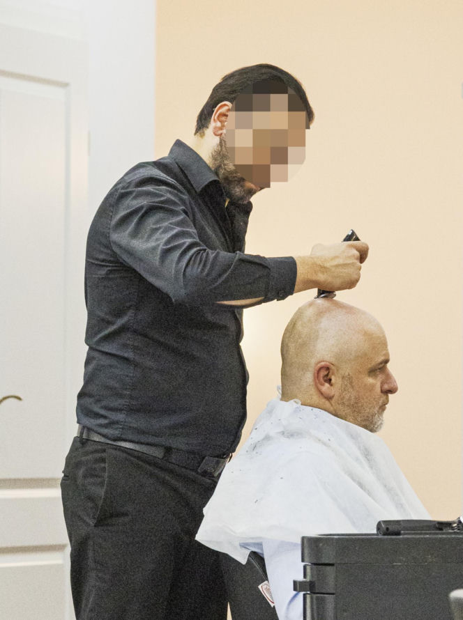 Paweł Kowal u fryzjera