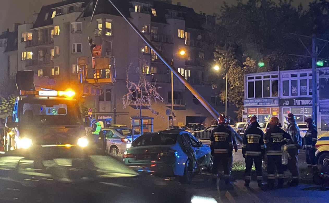 Nocna makabra na ulicach Warszawy. BMW ścięło latarnie. Egipskie ciemności na Grochowskiej