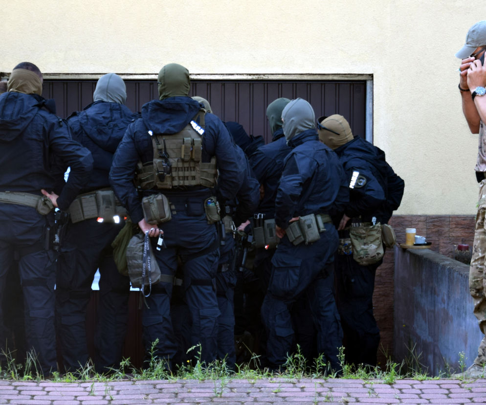 Pomiechowo. Rzucił w policjantów butlą gazową i chciał podpalić negocjatora! Na końcu wziął siekierę...