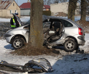 WYPADEK SKOŃCZYŁ SIĘ NA DRZEWIE