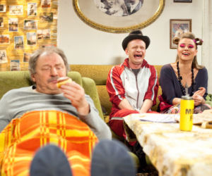 Świat według Kiepskich. Jolasia (Anna Ilczuk), Walduś (Bartosz Żukowski), Ferdek (Andrzej Grabowski)
