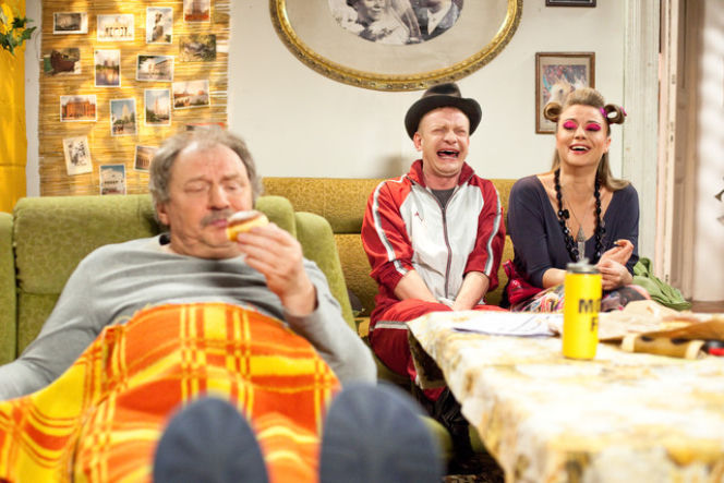 Świat według Kiepskich. Jolasia (Anna Ilczuk), Walduś (Bartosz Żukowski), Ferdek (Andrzej Grabowski)