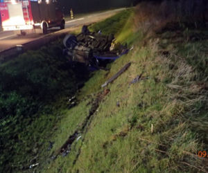 Rybnik: Dachowanie na nowym odcinku DW935. Auto jest doszczętnie zniszczone