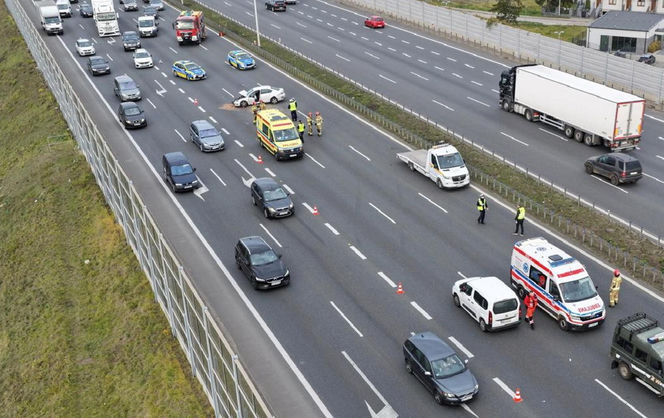 Potężna kraksa na S2. Ranne dwie osoby, w tym żołnierz